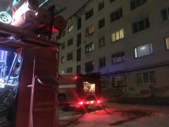 Ребенка доставали из горящей квартиры в Апатитах