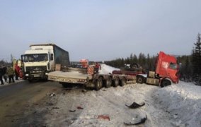 Пострадали трое человек: внедорожник столкнулся с тягачом в Оленегорском районе