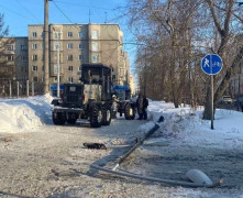 Пьяный водитель на тракторе повредил магазин и сбил столб в центре Мурманска