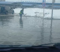 Подтопило въезд в аэропорт Мурманска