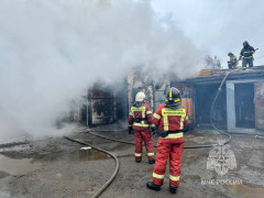 Помощь медики оказали мужчине при пожаре в гаражном городке в Мурманске