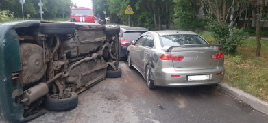 Ночью машина врезалалсь в припаркованные авто и перевернулась в Мурманске