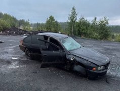 Погиб водитель: во время сильного дождя перевернулась "БМВ" на трассе в Полярнозоринском районе