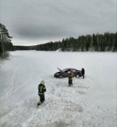 Легковушка вылетела на лед реки Канда в Кандалакшском районе