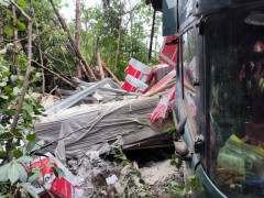 Взорвалось колесо у груженой фуры: она оказалась в кювете возле Апатитов