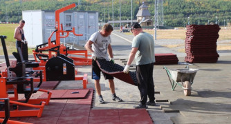 Пока только смотреть можно на новые уличные тренажеры в Коле