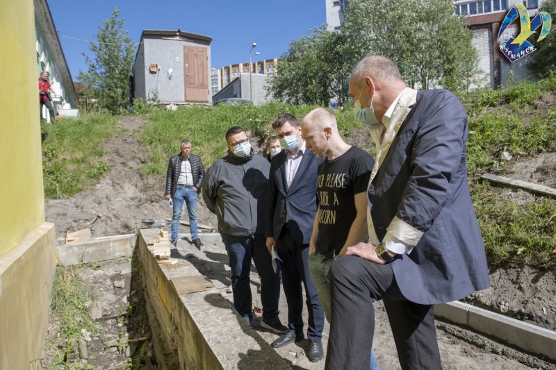 Большой ремонт в разгаре во дворе на Челюскинцев в Мурманске Большой ремонт в разгаре во дворе на Челюскинцев в Мурманске
