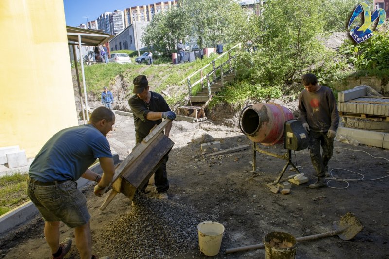 Большой ремонт в разгаре во дворе на Челюскинцев в Мурманске