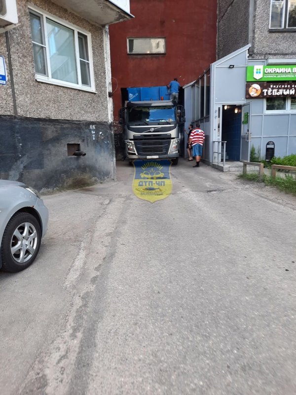 Фура застряла в арке дома в Мурманске Фура застряла в арке дома в Мурманске