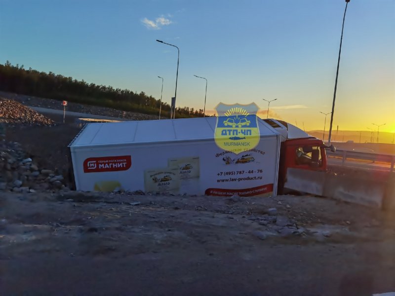 Фура с продуктами перевернулась на «Ленинградке» Фура с продуктами перевернулась на «Ленинградке»