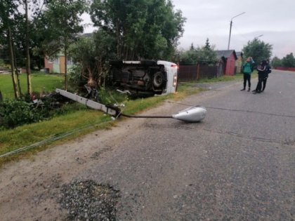 Внедорожник снес забор частного дома в Ловозере