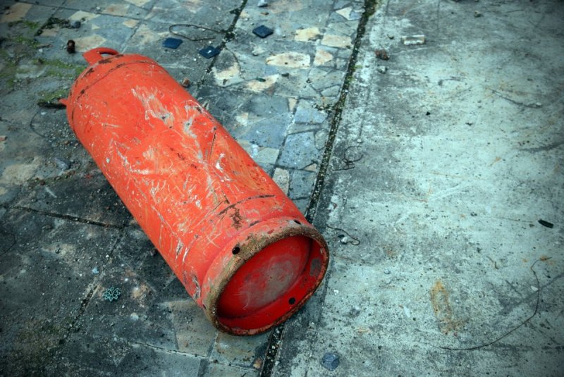 Газовые баллоны достали из горящего грузовика в Мурманске Газовые баллоны достали из горящего грузовика в Мурманске