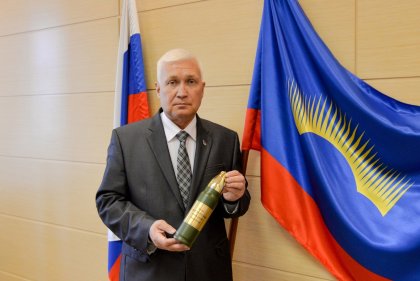 Капсулу с землей из Мурманска передали в историко-краеведческий музей