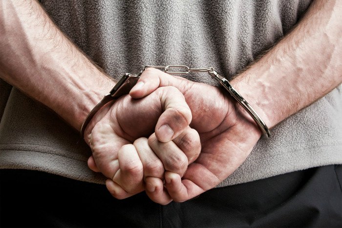 Сел в тюрьму за неуплату штрафа житель Мурманска