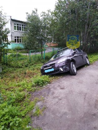 Врезался в АЗС, а после свалился в кювет автомобиль в Мурманске Врезался в АЗС, а после свалился в кювет автомобиль в Мурманске