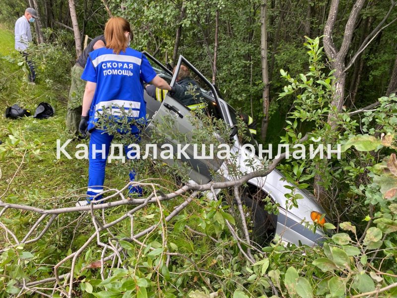 Плохо за рулем стало водителю съехавшей в кювет машины в Кандалакшском районе