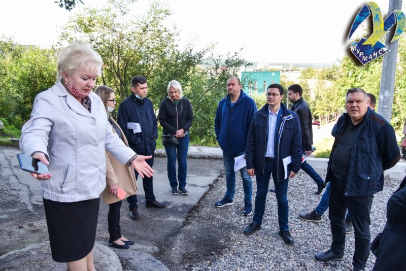 Проблемы при ремонте двора на месте решали депутаты Мурманска