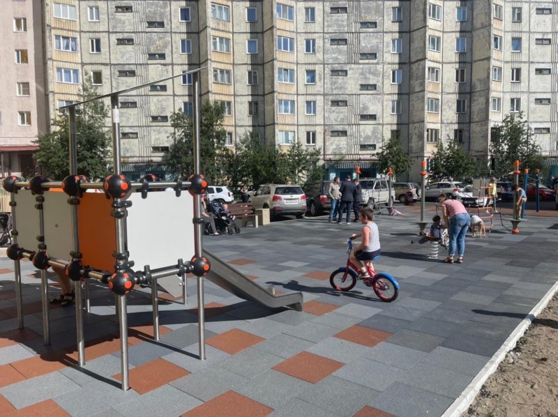 Раньше срока построили новый детский игровой комплекс в Североморске
