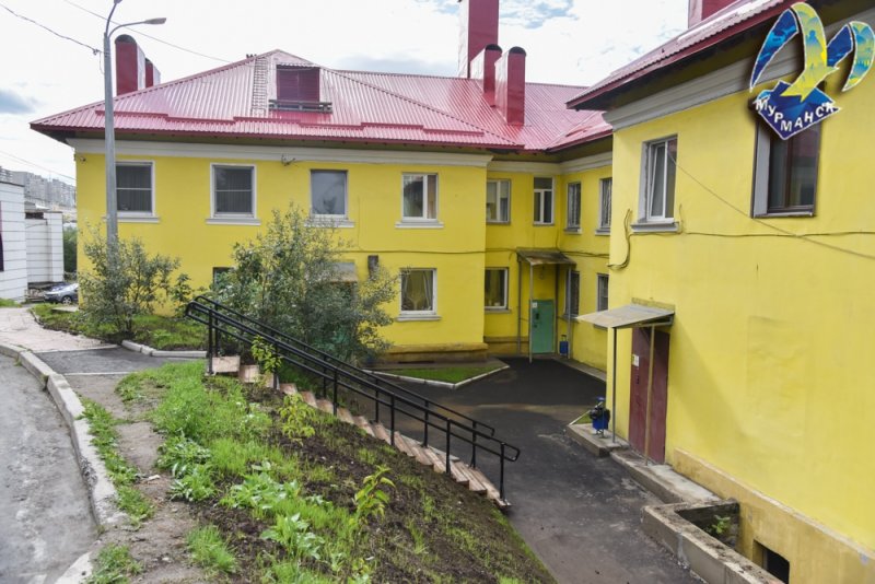 Подрядчик доделал сложный двор на улице Челюскинцев в Мурманске Подрядчик доделал сложный двор на улице Челюскинцев в Мурманске