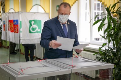 Глава Облдумы Сергей Дубовой проголосовал в Видяево Глава Облдумы Сергей Дубовой проголосовал в Видяево