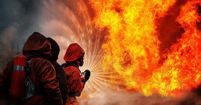 Двухэтажный дом сгорел ночью в Мурмашах Двухэтажный дом сгорел ночью в Мурмашах