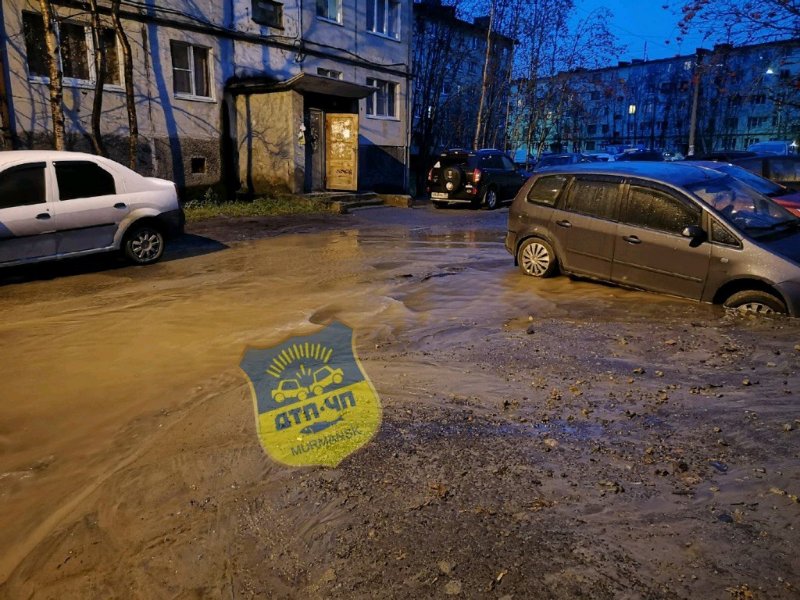 Тонут машины во дворе Мурманска Тонут машины во дворе Мурманска