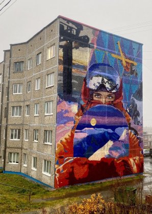 Заряжает позитивом огромная лиса в Кировске