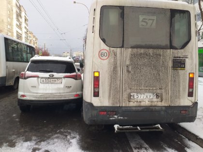 Трактор, автобус, маршрутка, такси - череда ДТП на улицах Мурманска за утро