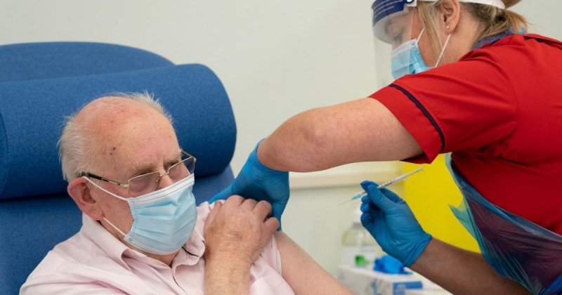 О рекомендациях по вакцинации тех, кому 65+ рассказали в Роспотребнадзоре