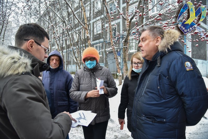 Не закончен ремонт двора: в ситуации разбирались депутаты Мурманска Не закончен ремонт двора: в ситуации разбирались депутаты Мурманска