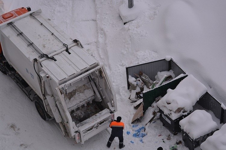 Не могли убрать мусор из-за гололёда и машин во дворах Мурманска