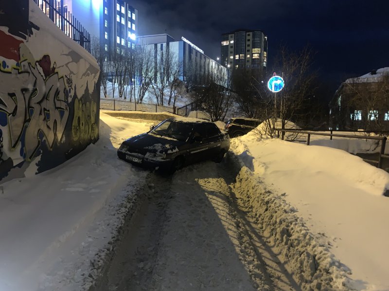 Массовое «застревание» во дворах - мурманчане в плену снега Массовое «застревание» во дворах - мурманчане в плену снега
