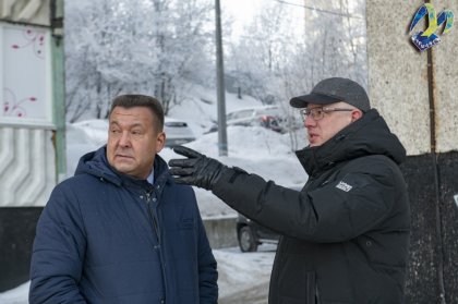 В заваленный снегом двор выехал депутат Мурманска В заваленный снегом двор выехал депутат Мурманска