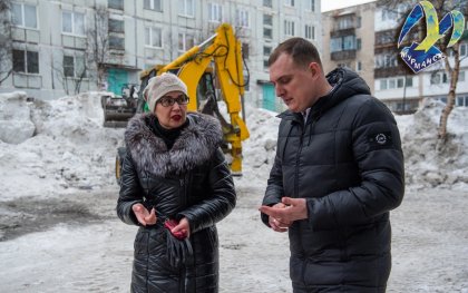 Проверка уборки снега во дворах прошла в Росляково Проверка уборки снега во дворах прошла в Росляково