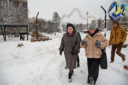 «Несмотря на капризы погоды, снежные завалы здесь недопустимы. Потому снегоуборка ведется каждый день. В общем итоге могу сказать, что качество работ посетителей устраивает», - отметила Тамара Прямикова. «Несмотря на капризы погоды, снежные завалы здесь недопустимы. Потому снегоуборка ведется каждый день. В общем итоге могу сказать, что качество работ посетителей устраивает», - отметила Тамара Прямикова.