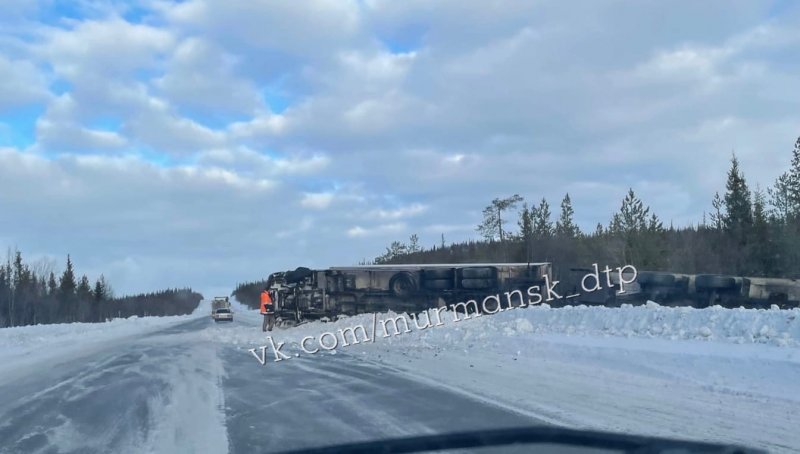 Фуру занесло в кювет неподалеку от Лопарской