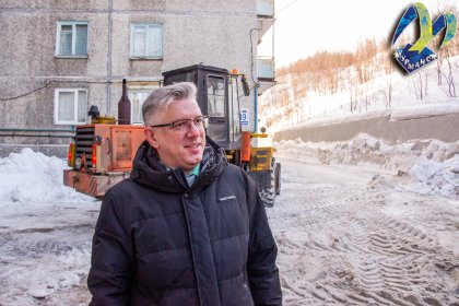 Не мешать уборке снега во дворах просят хозяев машин в Мурманске Не мешать уборке снега во дворах просят хозяев машин в Мурманске