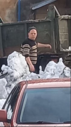 Снег свозят в мурманские дворы