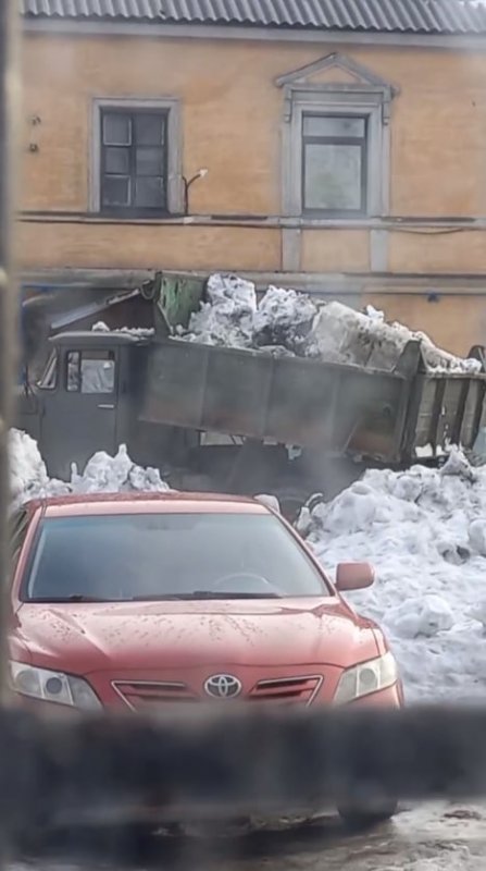 Снег свозят в мурманские дворы