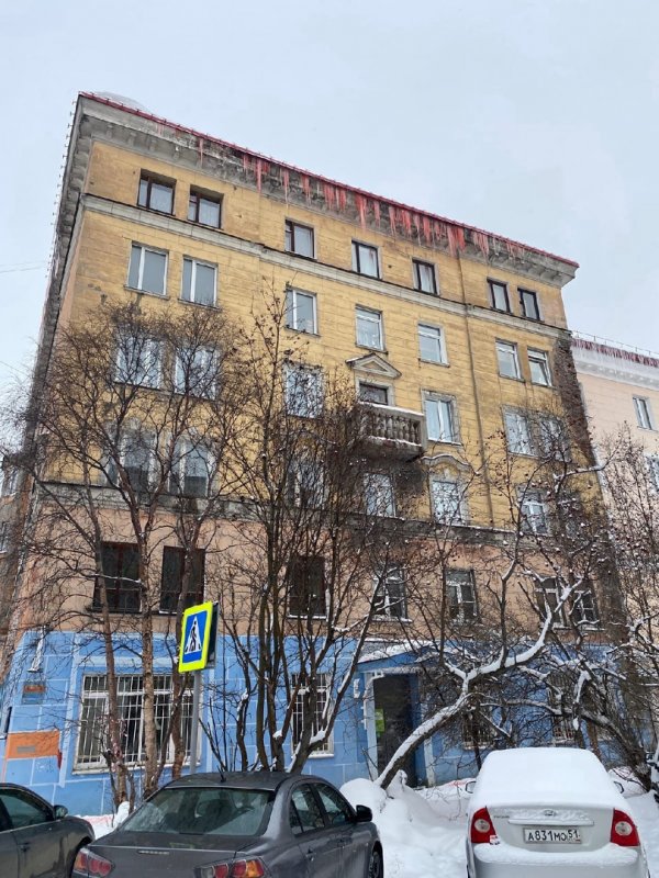«Кровавые» сосульки свисают в центре Мурманска «Кровавые» сосульки свисают в центре Мурманска