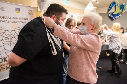 «Участники соревнований умеют приспосабливаться к различным условиям. Так, в самый разгар пандемии коронавируса был проведен онлайн турнир, в котором приняли участие более 50 команд», – отметила Тамара Прямикова. «Участники соревнований умеют приспосабливаться к различным условиям. Так, в самый разгар пандемии коронавируса был проведен онлайн турнир, в котором приняли участие более 50 команд», – отметила Тамара Прямикова.