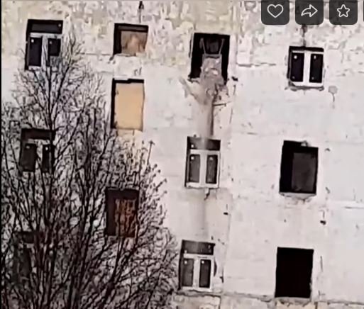 С 4 этажа выкидывают строительный мусор в центре Мурманска С 4 этажа выкидывают строительный мусор в центре Мурманска