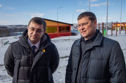 «В детском саду созданы оптимальные условия и для дошколят, и для педагогических работников. А благодаря его удачному расположению из окон здания открывается отличный вид на Кольский залив», – отметил Игорь Морарь. «В детском саду созданы оптимальные условия и для дошколят, и для педагогических работников. А благодаря его удачному расположению из окон здания открывается отличный вид на Кольский залив», – отметил Игорь Морарь.