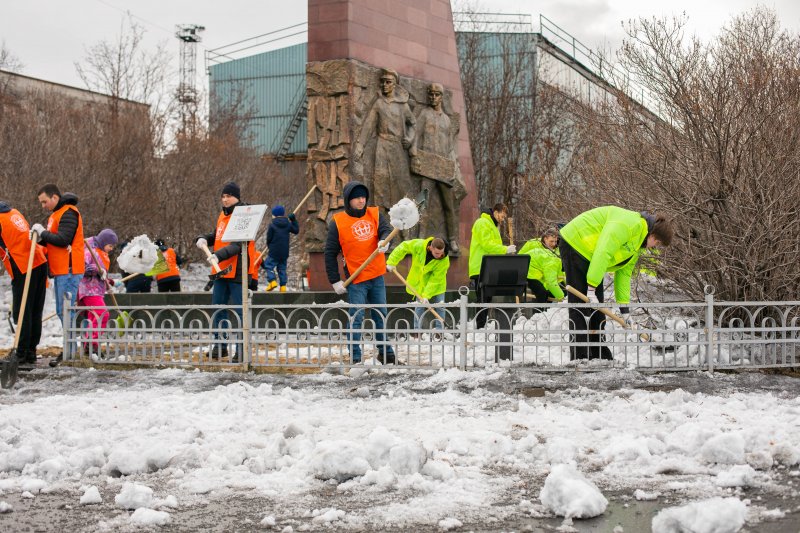 Памятник портовикам в Мурманске облагородили в рамках акции Памятник портовикам в Мурманске облагородили в рамках акции