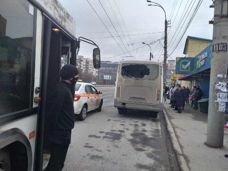 Автобус разбил стекло маршрутке на остановке в Мурманске Автобус разбил стекло маршрутке на остановке в Мурманске