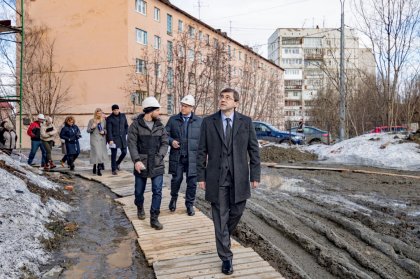 «Здесь будет установлен лифт. Это позволит, например, маломобильным группам населения без труда добираться до нужного этажа», — подчеркнул Игорь Морарь.