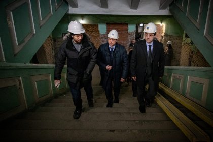 «Здесь работает уже вторая подрядная организация. С первой мы были вынуждены разорвать договорные отношения - она не успела своевременно выполнить запланированный объем работ. Это одна из причин, по которой сроки сдачи были сдвинуты на 2023 год», — пояснил Юрий Сердечкин.