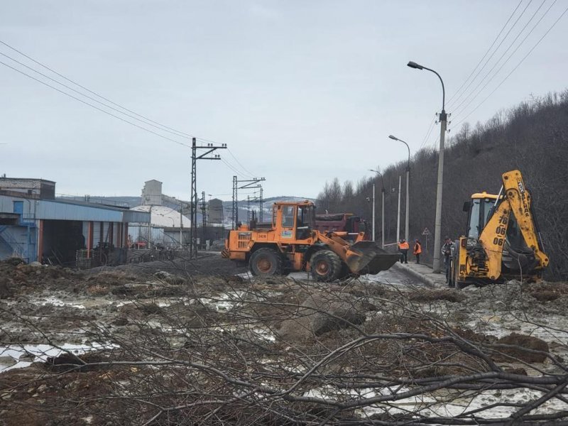 Последствия оползня на дороге ликвидируют в Мурманске Последствия оползня на дороге ликвидируют в Мурманске