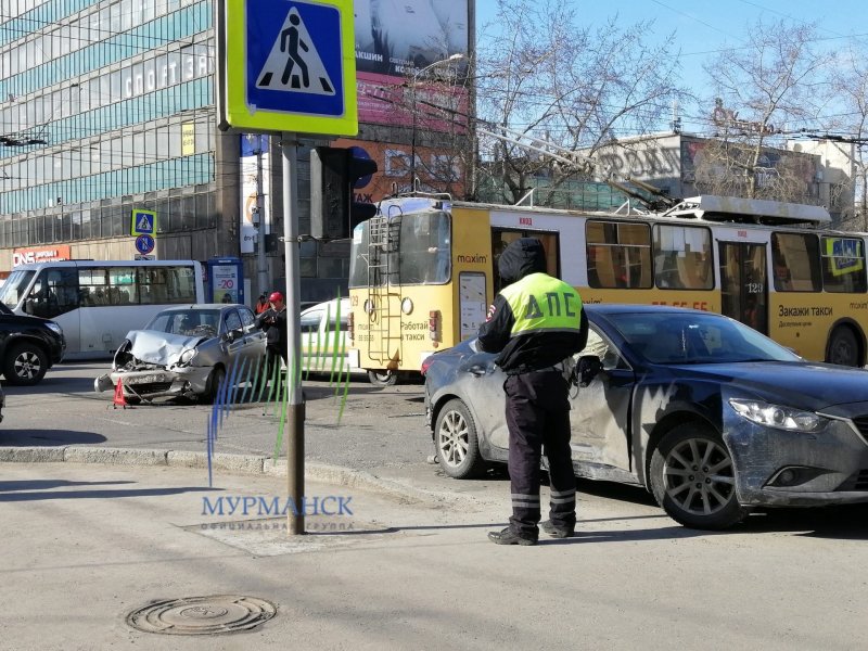 Затруднено движение из-за аварии в центре Мурманска Затруднено движение из-за аварии в центре Мурманска