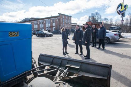 «Необходимо серьезно заниматься вопросом обновления парка техники городского дорожного предприятия и улучшением условий труда для работников», – подчеркнул Юрий Сердечкин.